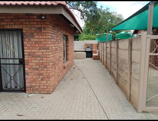 3 BEDROOM FREEHOLD FOR SALE IN OOS EINDE